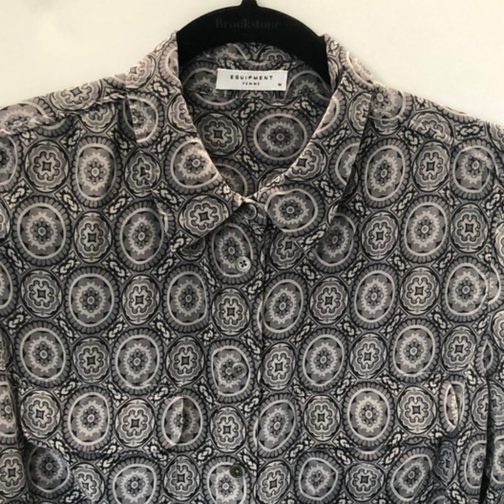 EQUIPMENT Signature Slim 100% Silk Gray Medallion - Picture 3 of 10